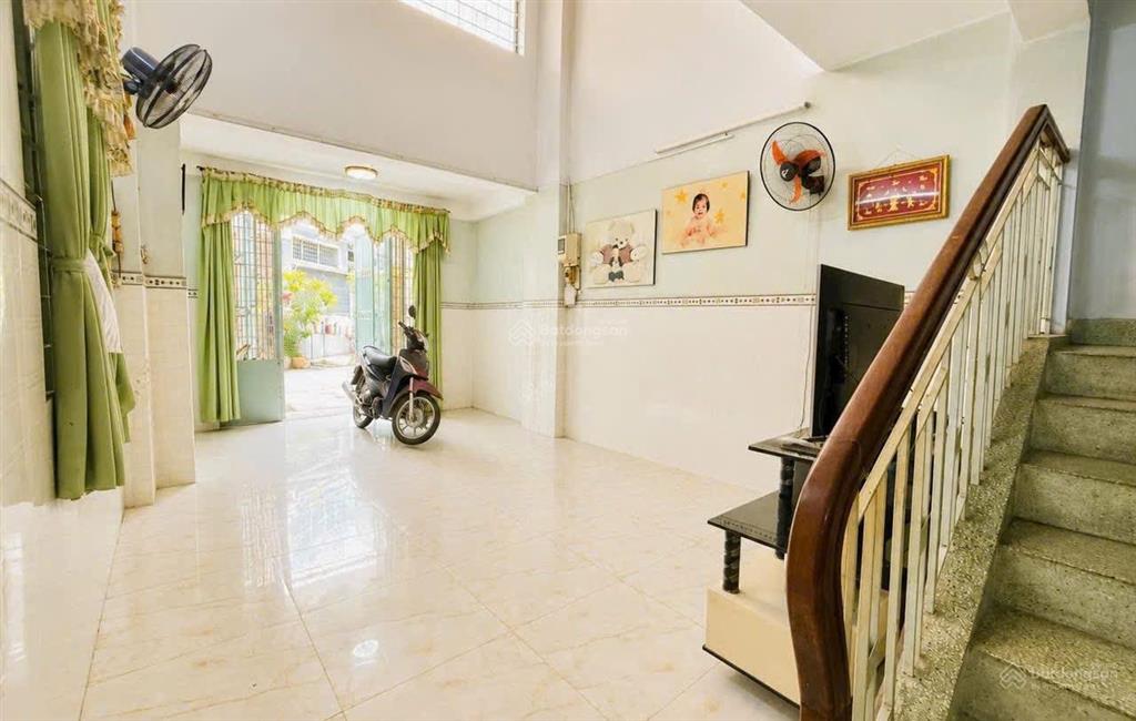 Bán nhà đoàn văn bơ quận 4  5 tầng  55m2  chỉ hơn 5 tỷ  bề ngang 4m  hẻm 4m  tiện kinh doanh