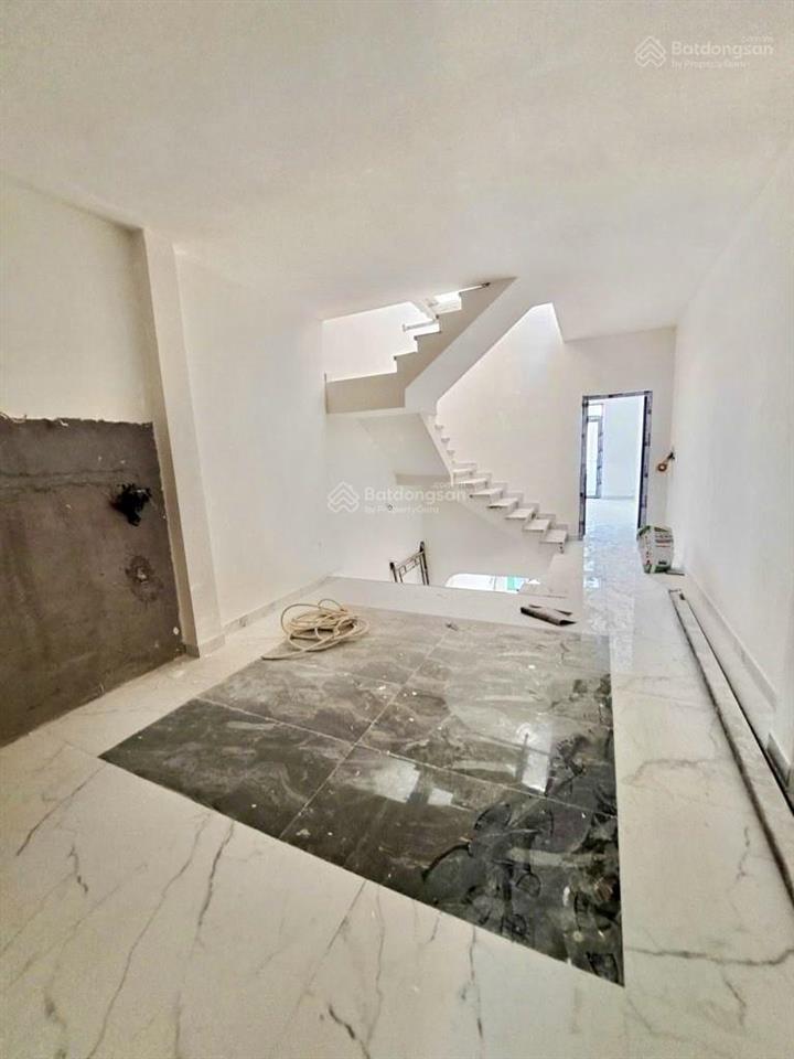 Nhà sát khu tên lửa sầm uất  4 tầng 4 x 26m  chỉ 6.8t