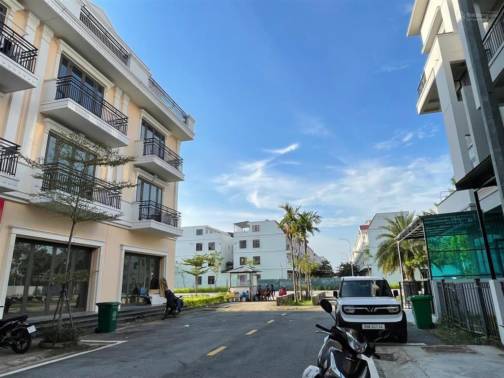 Bán gấp shophouse 75 m2 giá hơn 05 tỷ, sổ hồng lâu dài, cách hồ gươm 12km tại centa vsip từ sơn