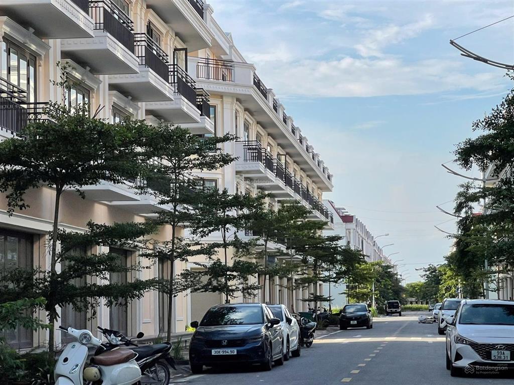 Bán gấp shophouse 75 m2 giá hơn 05 tỷ, sổ hồng lâu dài, cách hồ gươm 12km tại centa vsip từ sơn