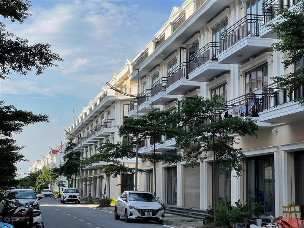 Bán gấp shophouse 75 m2 giá hơn 05 tỷ, sổ hồng lâu dài, cách hồ gươm 12km tại centa vsip từ sơn