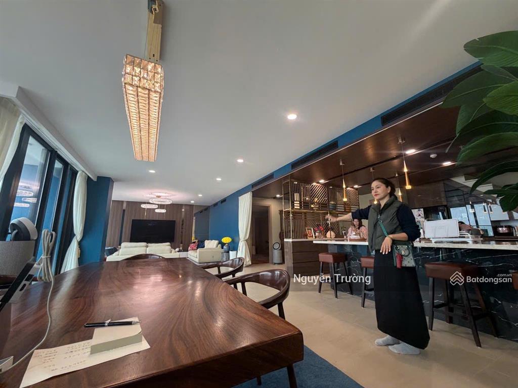 Bán căn hộ 180m2, 4pn3vs, view hồ tuyệt đẹp, full đồ, chung cư vinhomes d'capitale. giá chỉ 26 tỷ
