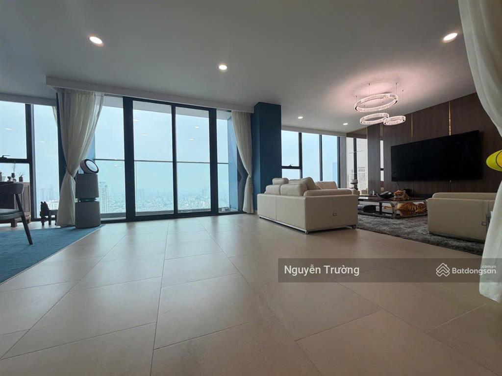Bán căn hộ 180m2, 4pn3vs, view hồ tuyệt đẹp, full đồ, chung cư vinhomes d'capitale. giá chỉ 26 tỷ