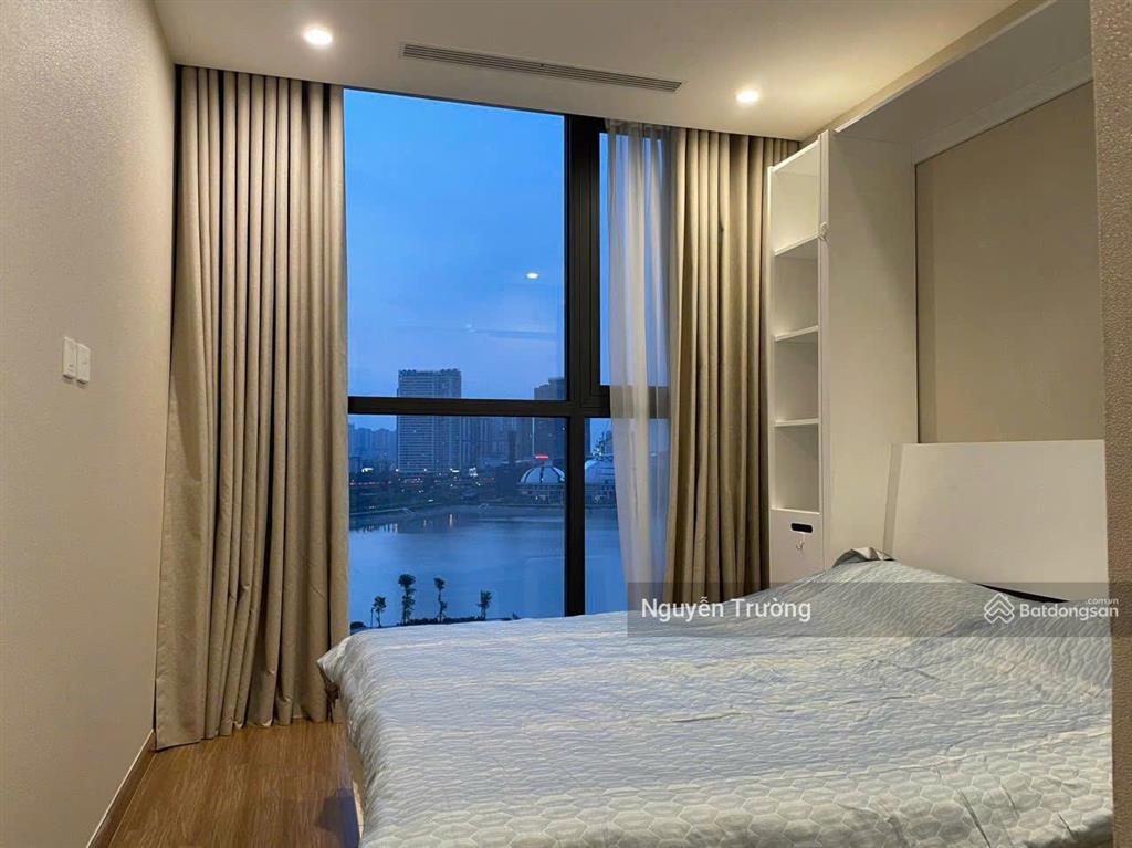 Gia đình mình bán căn hộ 100m2, 3 phòng ngủ, view hồ đẹp, chung cư vinhomes skylake. giá 11 tỷ