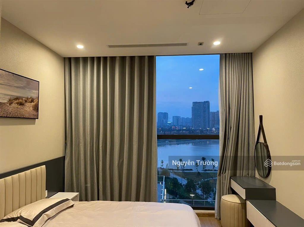Gia đình mình bán căn hộ 100m2, 3 phòng ngủ, view hồ đẹp, chung cư vinhomes skylake. giá 11 tỷ