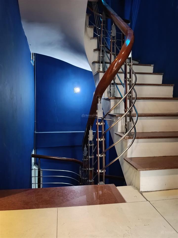 Cần cho thuê nhà ngõ 63 quán thánh, cách 1 nhà ra phố, dt 42m2x5t, mt5m, giá 20tr/1tháng.