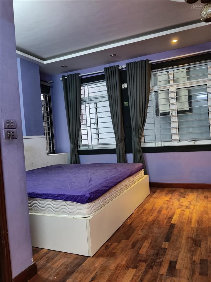 Cần cho thuê nhà ngõ 63 quán thánh, cách 1 nhà ra phố, dt 42m2x5t, mt5m, giá 20tr/1tháng.