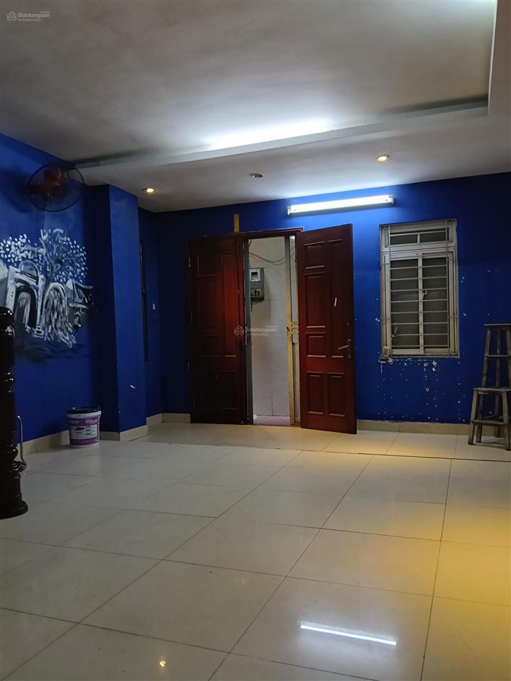 Cần cho thuê nhà ngõ 63 quán thánh, cách 1 nhà ra phố, dt 42m2x5t, mt5m, giá 20tr/1tháng.