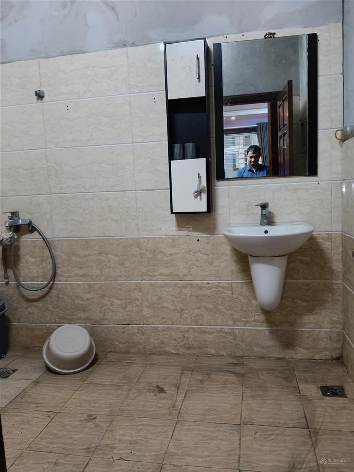 Cần cho thuê nhà ngõ 63 quán thánh, cách 1 nhà ra phố, dt 42m2x5t, mt5m, giá 20tr/1tháng.