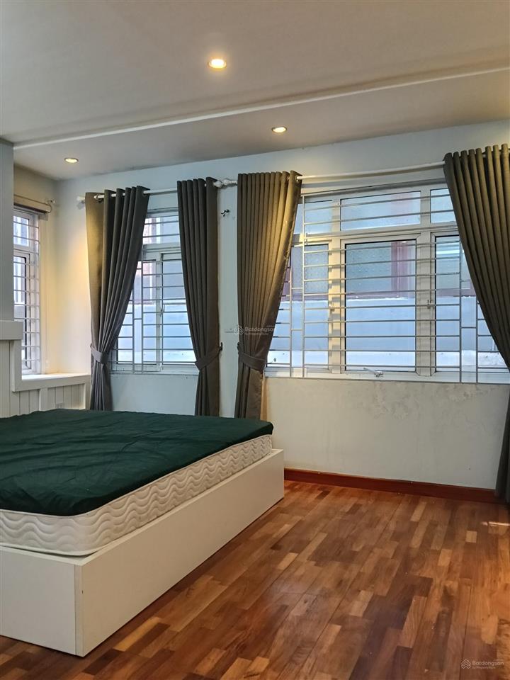 Cần cho thuê nhà ngõ 63 quán thánh, cách 1 nhà ra phố, dt 42m2x5t, mt5m, giá 20tr/1tháng.