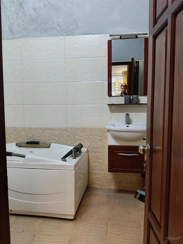 Cần cho thuê nhà ngõ 63 quán thánh, cách 1 nhà ra phố, dt 42m2x5t, mt5m, giá 20tr/1tháng.