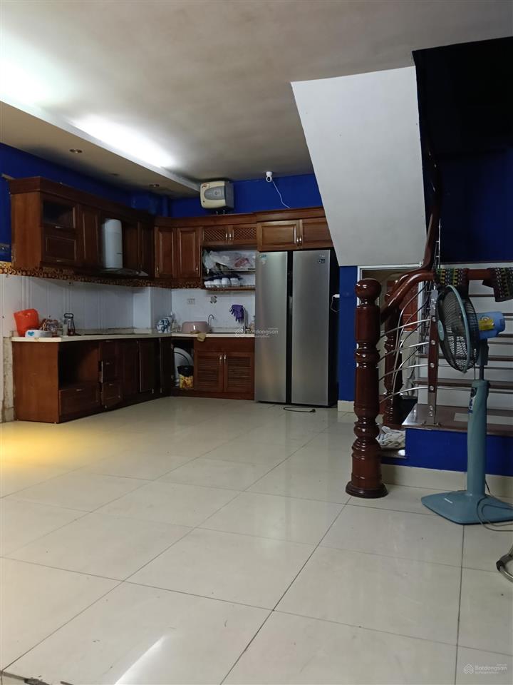 Cần cho thuê nhà ngõ 63 quán thánh, cách 1 nhà ra phố, dt 42m2x5t, mt5m, giá 20tr/1tháng.
