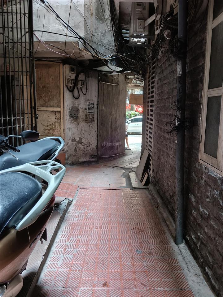 Cần cho thuê nhà ngõ 63 quán thánh, cách 1 nhà ra phố, dt 42m2x5t, mt5m, giá 20tr/1tháng.