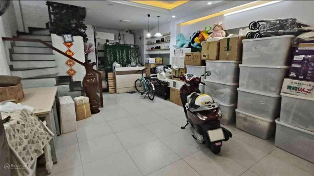 Xe hơi đổ cổng  5 tầng btct  4pn  gần nguyễn văn trỗi  12 tỷ