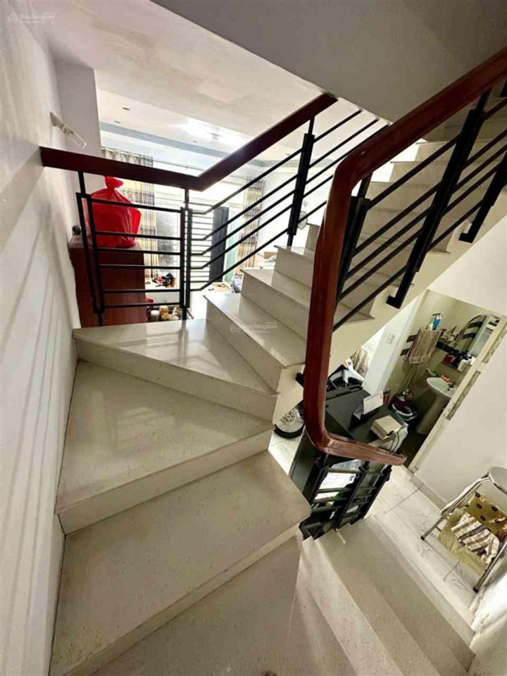 6.39 tỷ nhà 3 tầng  3pn  ngang 4,5m  cách mặt t.iền cô giang chỉ 50m