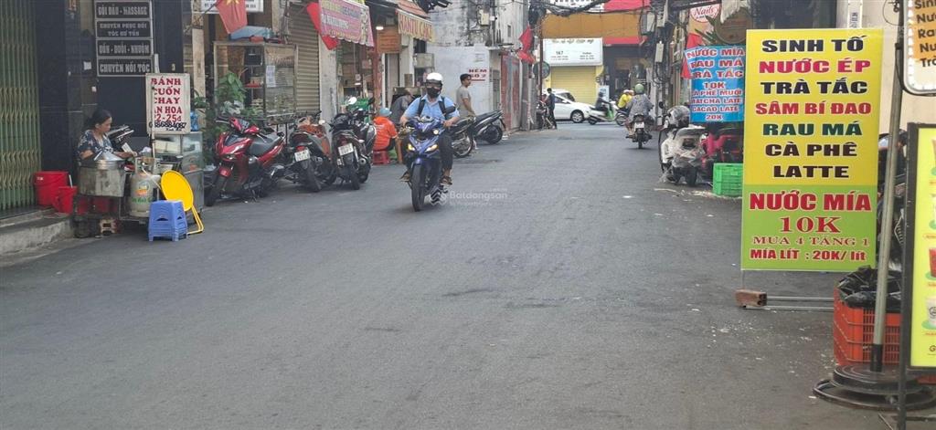 6.39 tỷ nhà 3 tầng  3pn  ngang 4,5m  cách mặt t.iền cô giang chỉ 50m