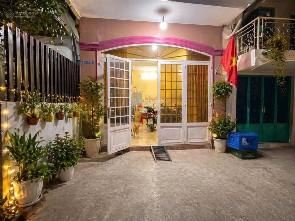 Bán nhà khu dân cư hiện hữu 2 tầng gần đường. có sân để xe thoải mái.