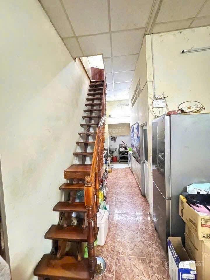 Bán nhà khu dân cư hiện hữu 2 tầng gần đường. có sân để xe thoải mái.