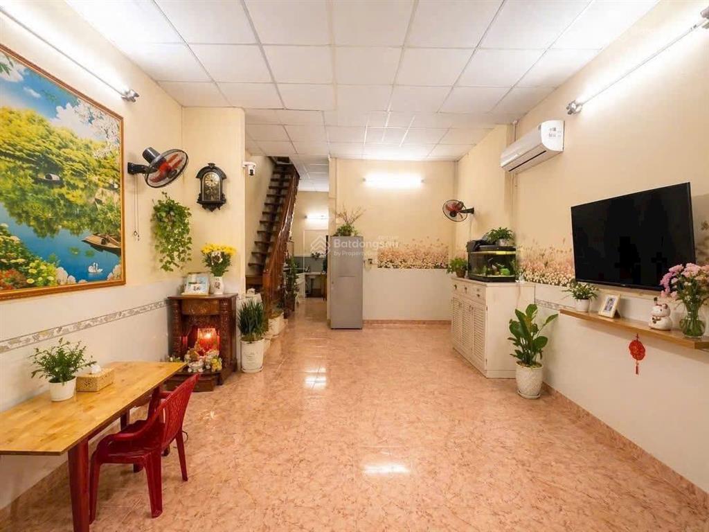 Bán nhà khu dân cư hiện hữu 2 tầng gần đường. có sân để xe thoải mái.