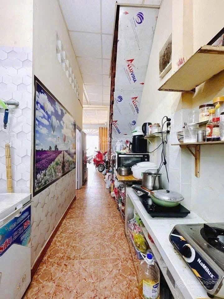 Bán nhà khu dân cư hiện hữu 2 tầng gần đường. có sân để xe thoải mái.