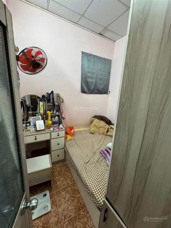 Bán nhà khu dân cư hiện hữu 2 tầng gần đường. có sân để xe thoải mái.