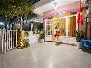 Bán nhà khu dân cư hiện hữu 2 tầng gần đường. có sân để xe thoải mái.