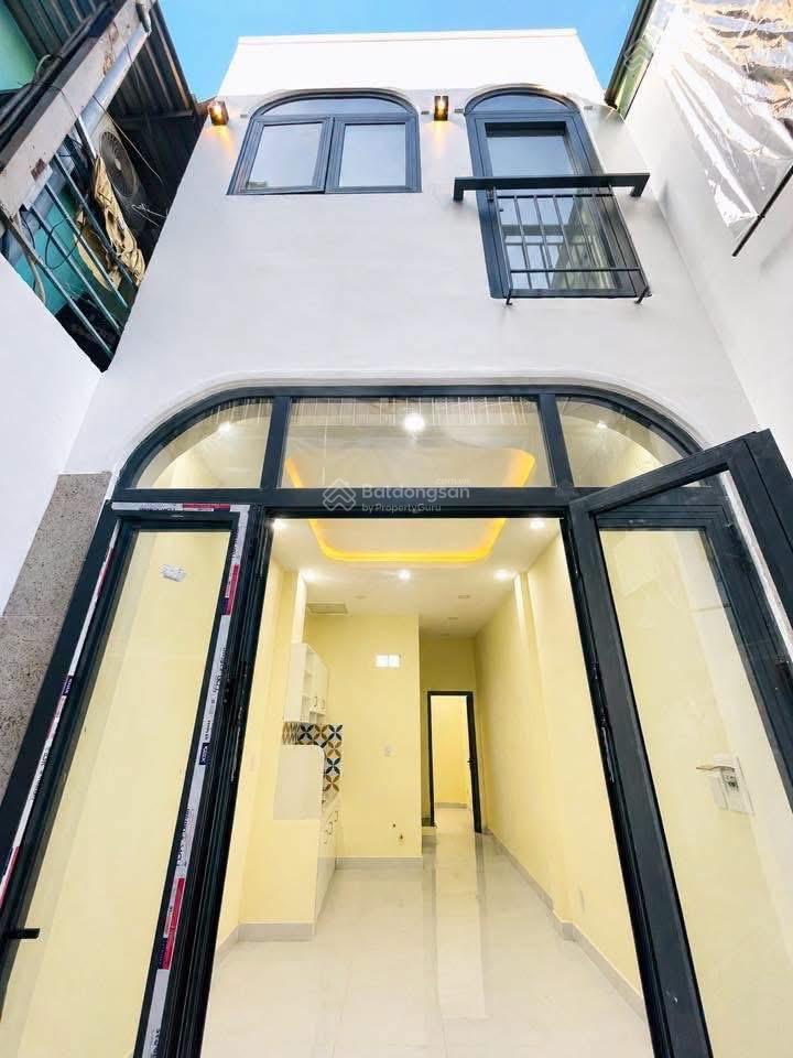 Bán nhà đẹp 2 tầng vào ở ngay. 34m chỉ 3 tỷ 800 thương lượng trên trục đường tôn đản.
