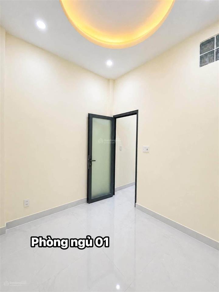 Bán nhà đẹp 2 tầng vào ở ngay. 34m chỉ 3 tỷ 800 thương lượng trên trục đường tôn đản.