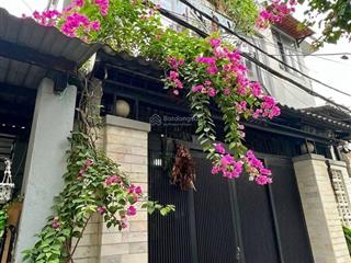 Bán nhà 3 tầng vào ở ngay. thiết kế châu âu hiện đại. trên trục đường bến vân đồn.