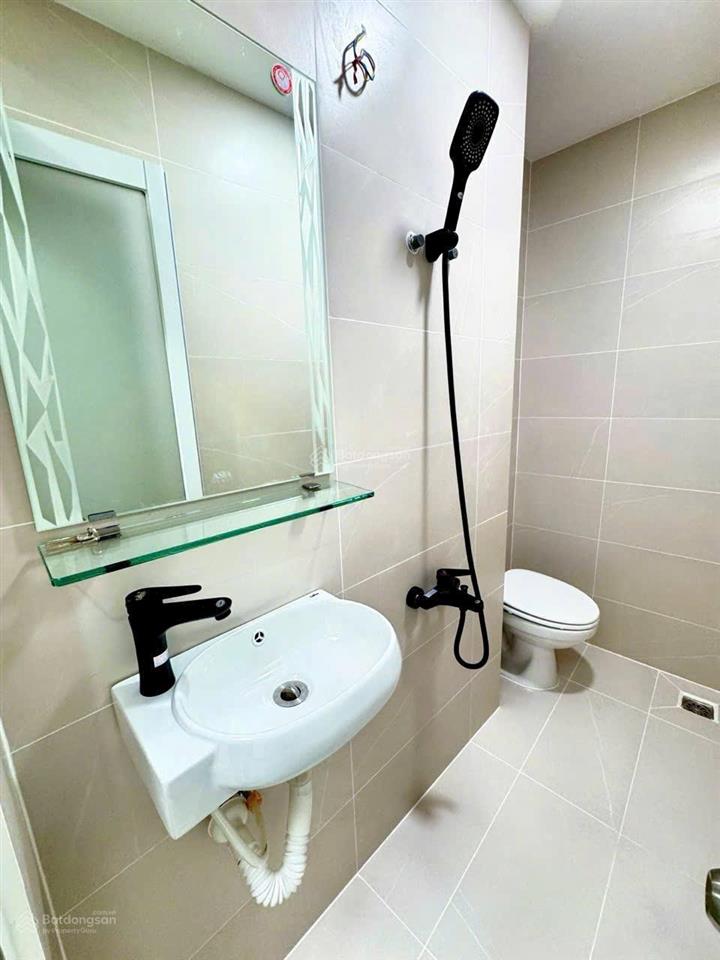 Bán nhà đẹp 2 tầng gần đường đoàn văn bơ. chỉ xách vali vào là ở