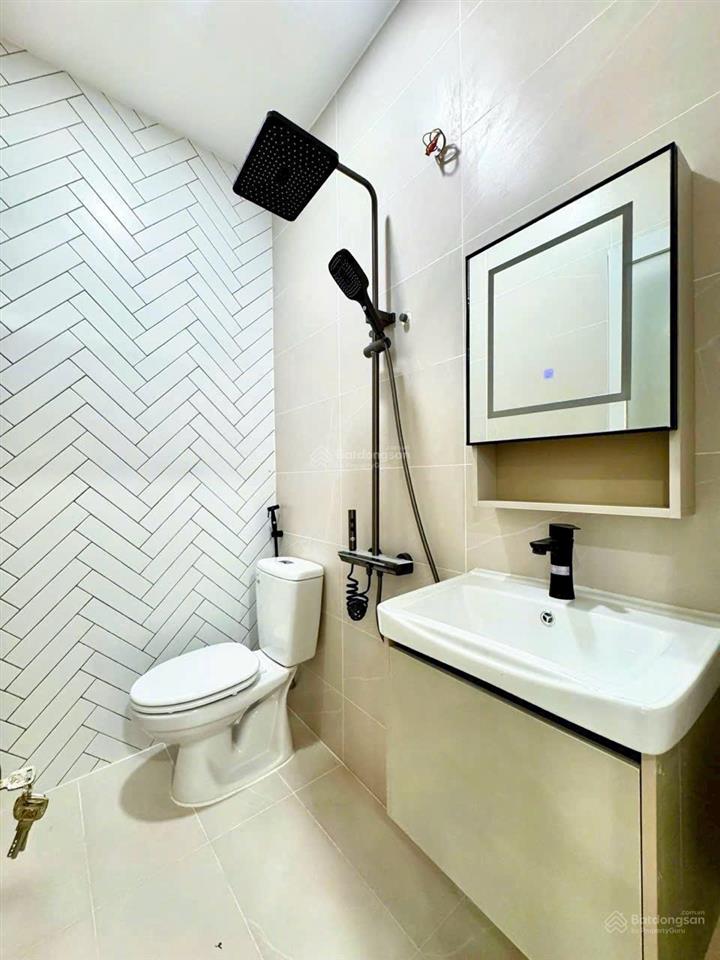 Bán nhà đẹp 2 tầng gần đường đoàn văn bơ. chỉ xách vali vào là ở