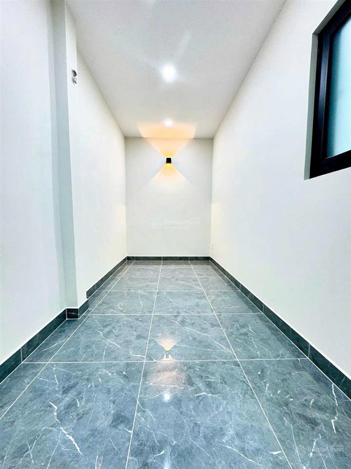 Bán nhà đẹp 2 tầng gần đường đoàn văn bơ. chỉ xách vali vào là ở