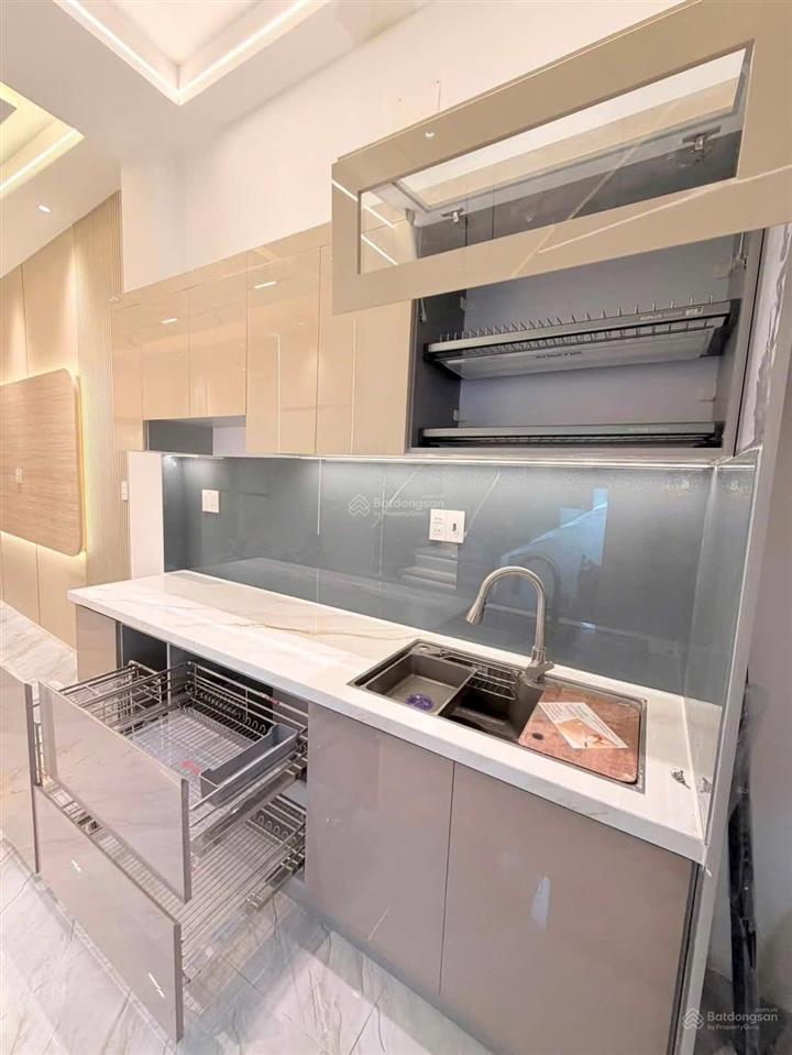Bán nhà 4 tầng vào ở ngay. mặt tiền hẻm dễ kinh doanh và ở trên đường khánh hội