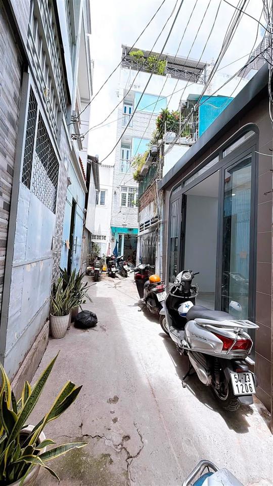 Bán nhà 3 tầng khu dân cư. vào ở ngay. có phòng ngủ cho người lớn tuổi.