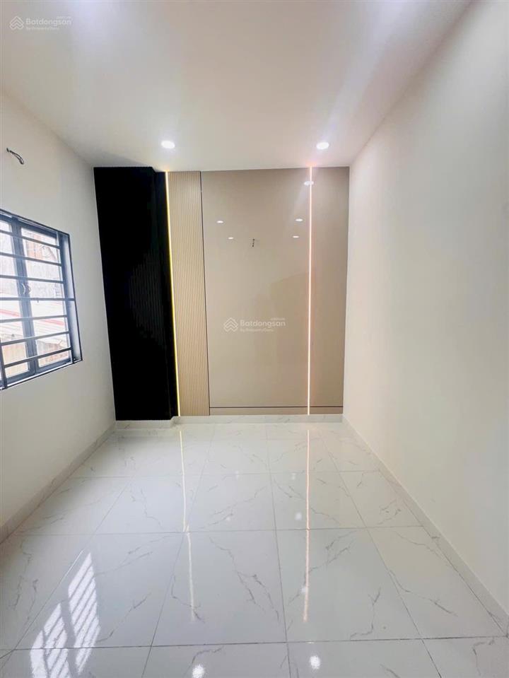 Bán nhà đẹp 3 tầng vào ở ngay đường đoàn văn bơ khu 20 thước.