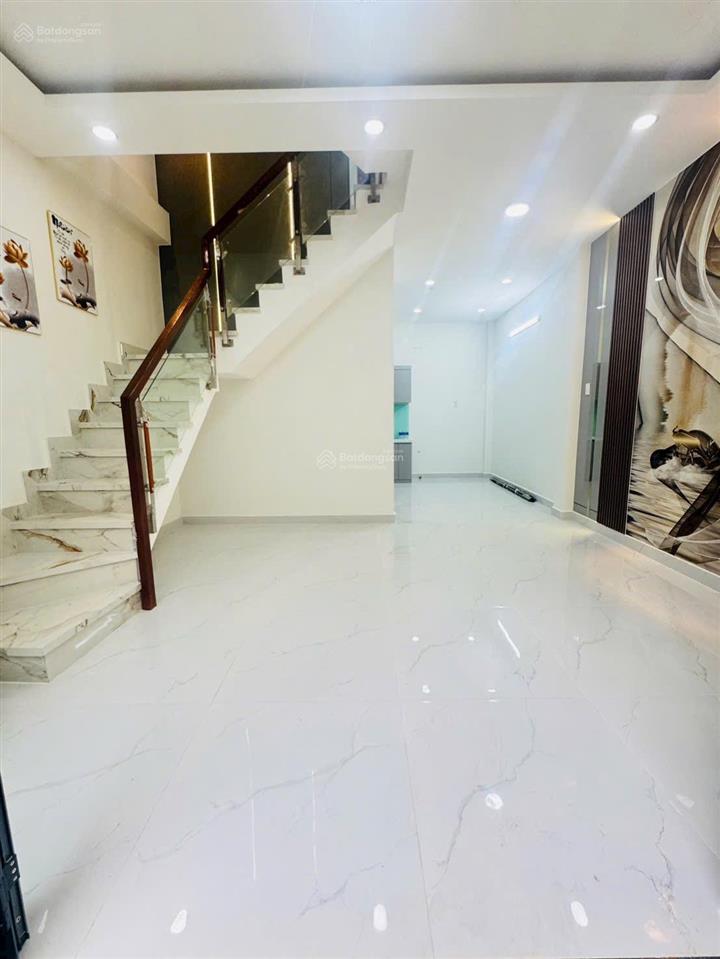 Bán nhà đẹp 3 tầng vào ở ngay đường đoàn văn bơ khu 20 thước.