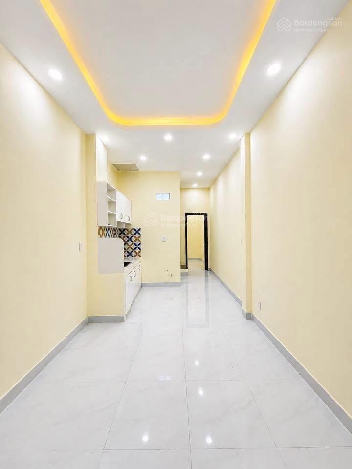 Bán nhà đẹp vào ở ngay. có tầng trệt cho người lớn tuổi.