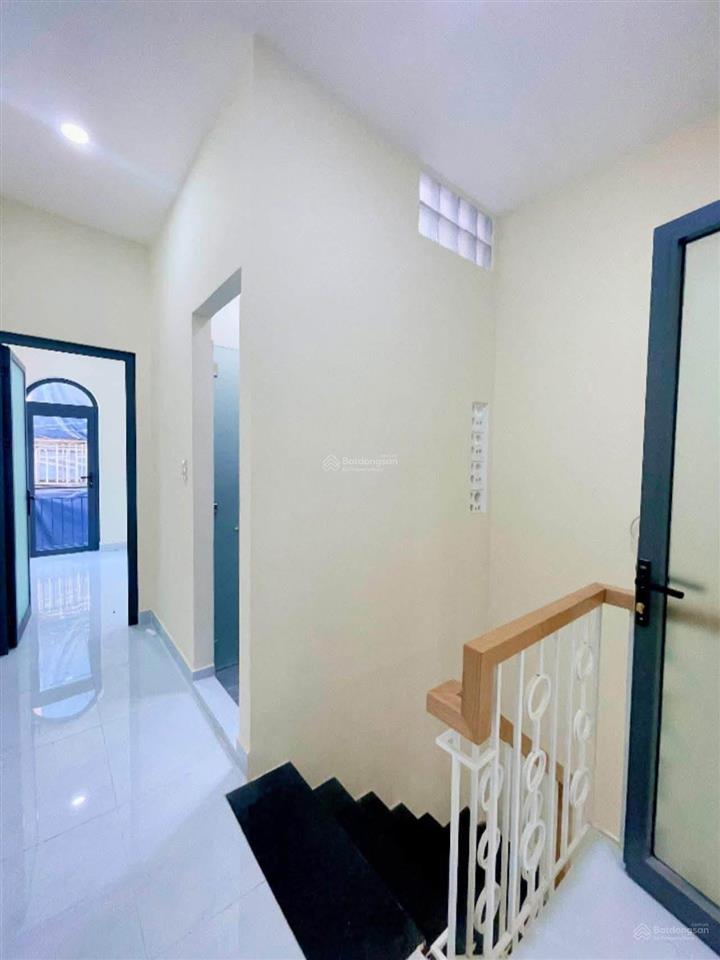Bán nhà đẹp vào ở ngay. có tầng trệt cho người lớn tuổi.