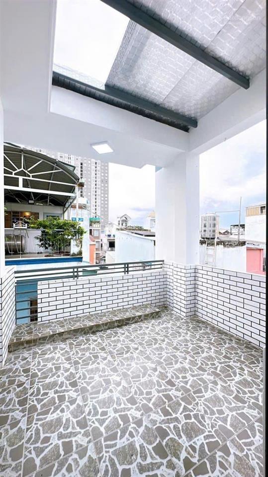 Bán nhà mới 4 tầng sát mặt tiền đường vĩnh khánh. khu dân trí cao và yên tĩnh.