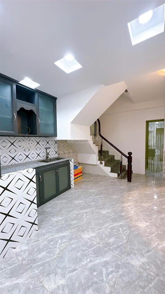 Bán nhà mới 4 tầng sát mặt tiền đường vĩnh khánh. khu dân trí cao và yên tĩnh.