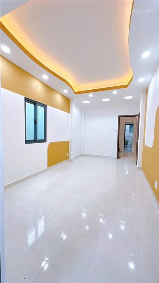 Bán nhà mới 4 tầng sát mặt tiền đường vĩnh khánh. khu dân trí cao và yên tĩnh.