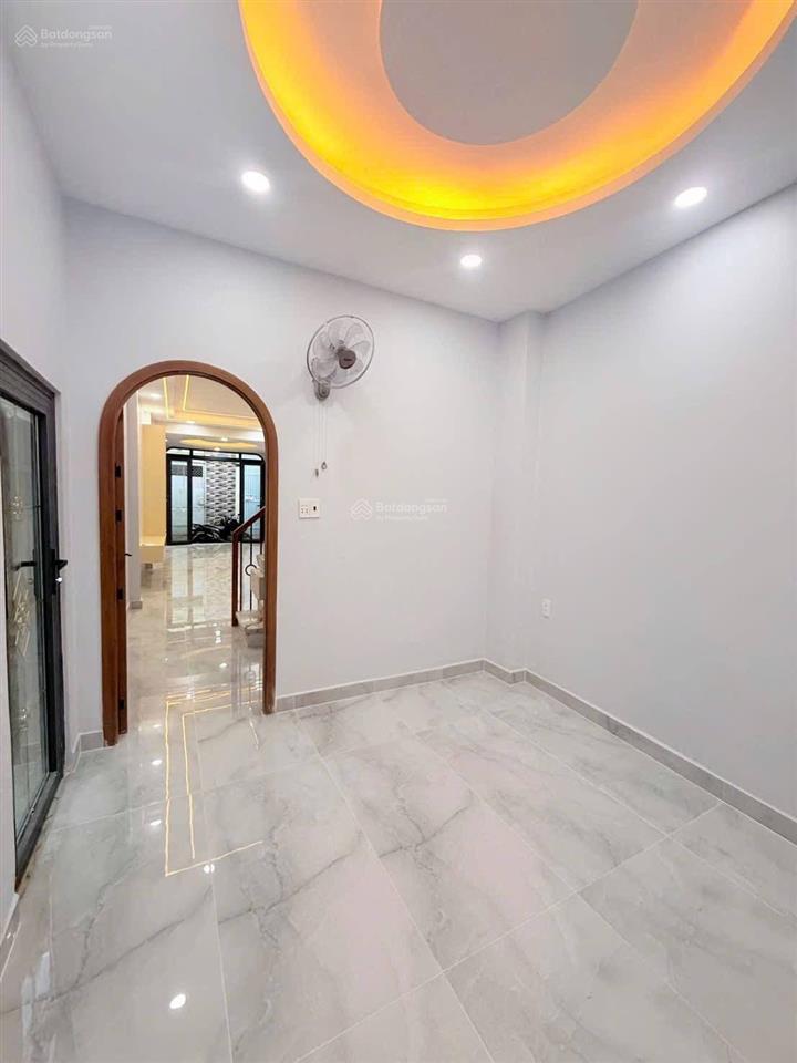 5.7 tỷ x 3 tầng khu yên tĩnh và an ninh. có phòng dưới đất. gốc thoáng mát