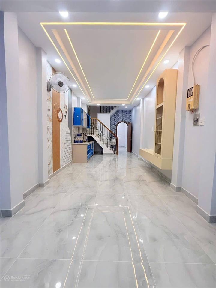 5.7 tỷ x 3 tầng khu yên tĩnh và an ninh. có phòng dưới đất. gốc thoáng mát