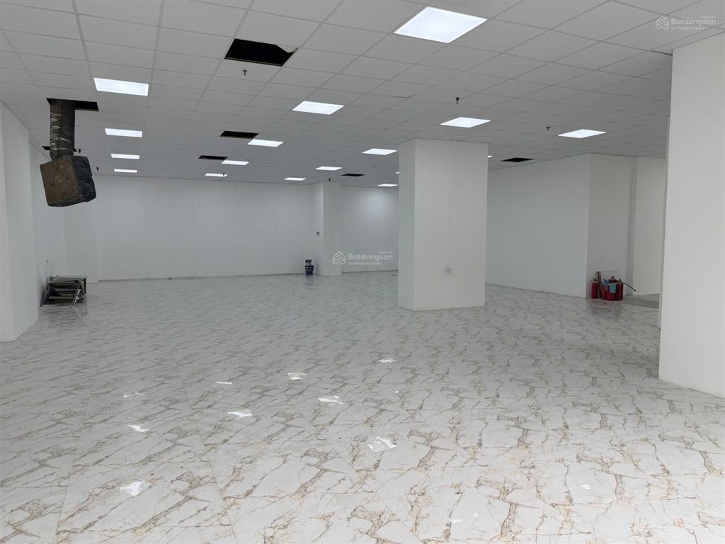 Cho thuê sàn văn phòng tại ngã tư nguyễn trãi , 300m. có đầy đủ pccc giá 9usd/m