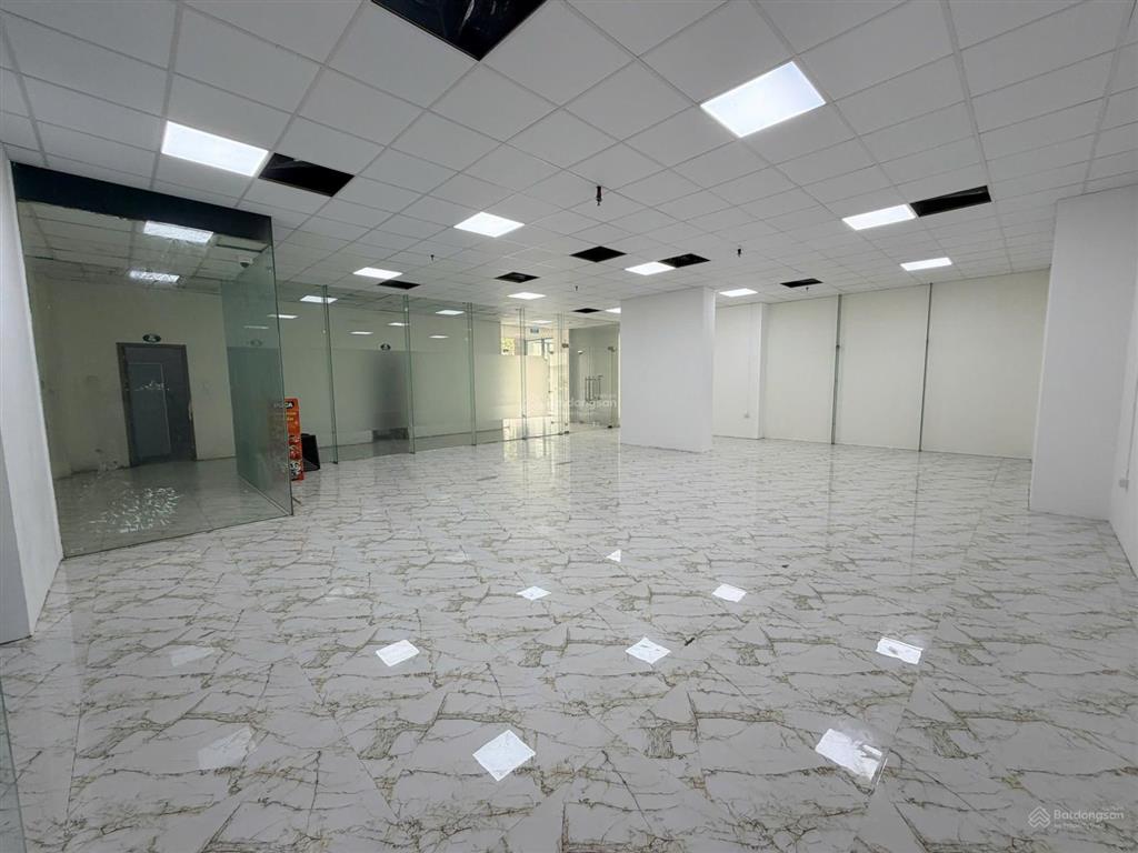 Cho thuê sàn văn phòng tại ngã tư nguyễn trãi , 300m. có đầy đủ pccc giá 9usd/m