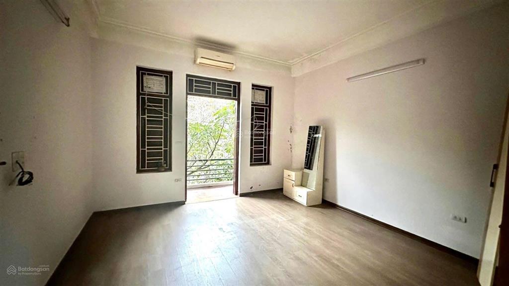 Cho thuê nhà tại 125 phố trung kính, 20 triệu, 60m2 x 4 tầng, mt 5m. ô tô tránh vỉa hè kinh doanh