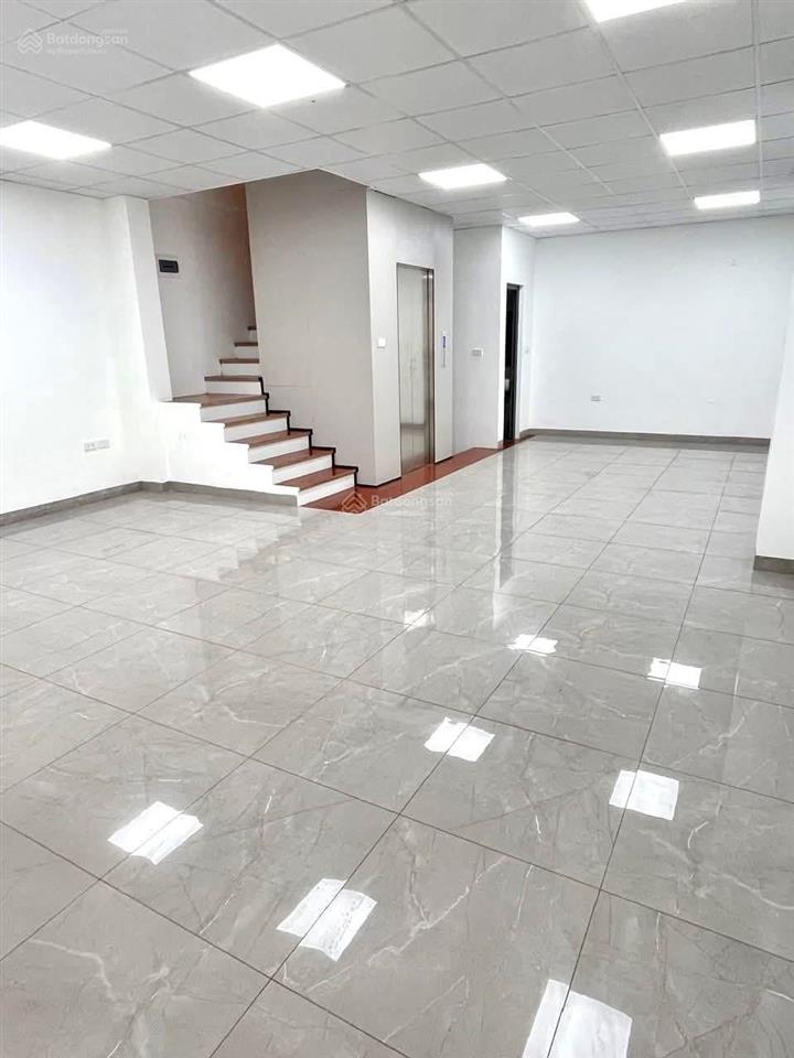 25tr/th có nhà thang máy, tại ngõ 111 nguyễn xiển dt 80m x 5 tầng. ô tô đỗ cửa