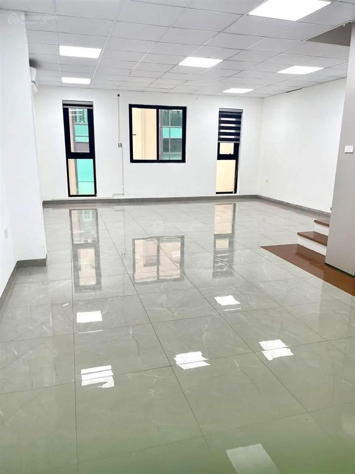 25tr/th có nhà thang máy, tại ngõ 111 nguyễn xiển dt 80m x 5 tầng. ô tô đỗ cửa