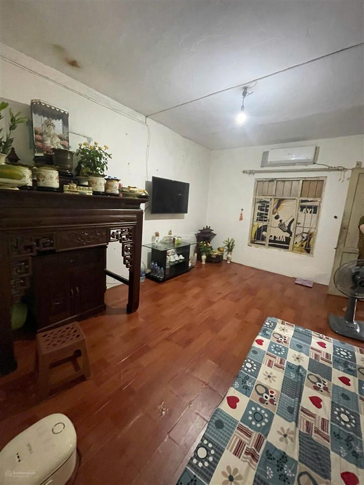 Tập thể giảng võ, tầng 4, 65m2 (35,2 m2 sổ đỏ) 2 ngủ, chỉ 3. x tỷ