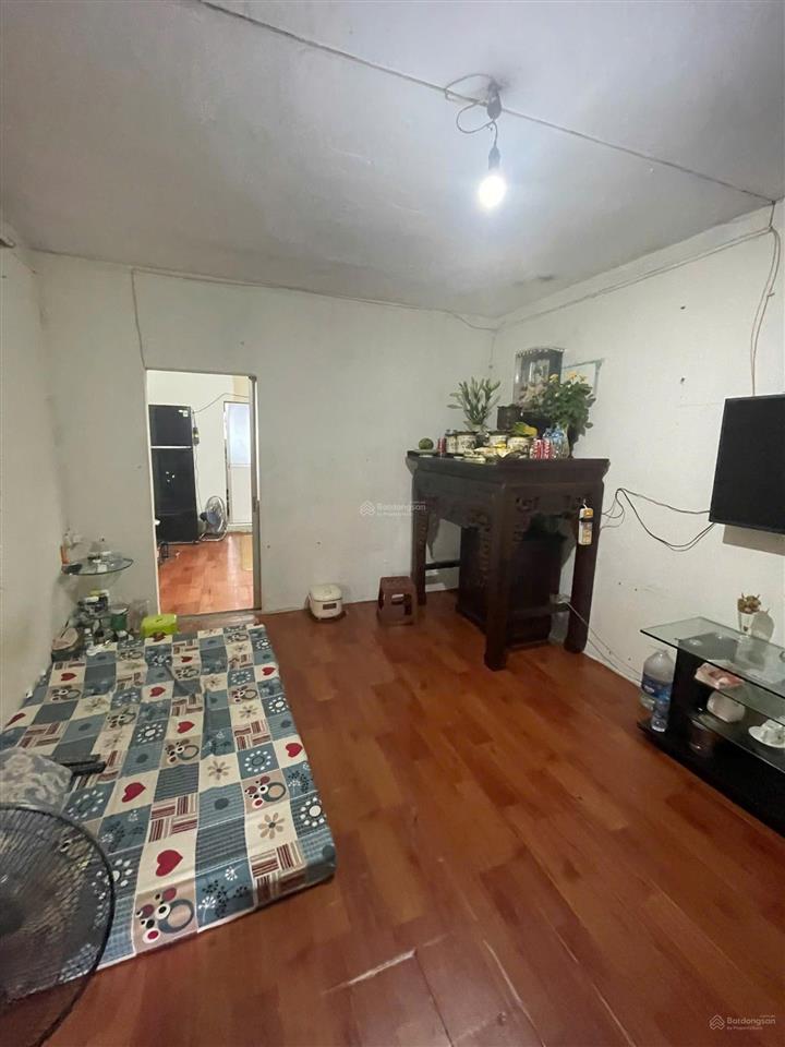 Tập thể giảng võ, tầng 4, 65m2 (35,2 m2 sổ đỏ) 2 ngủ, chỉ 3. x tỷ